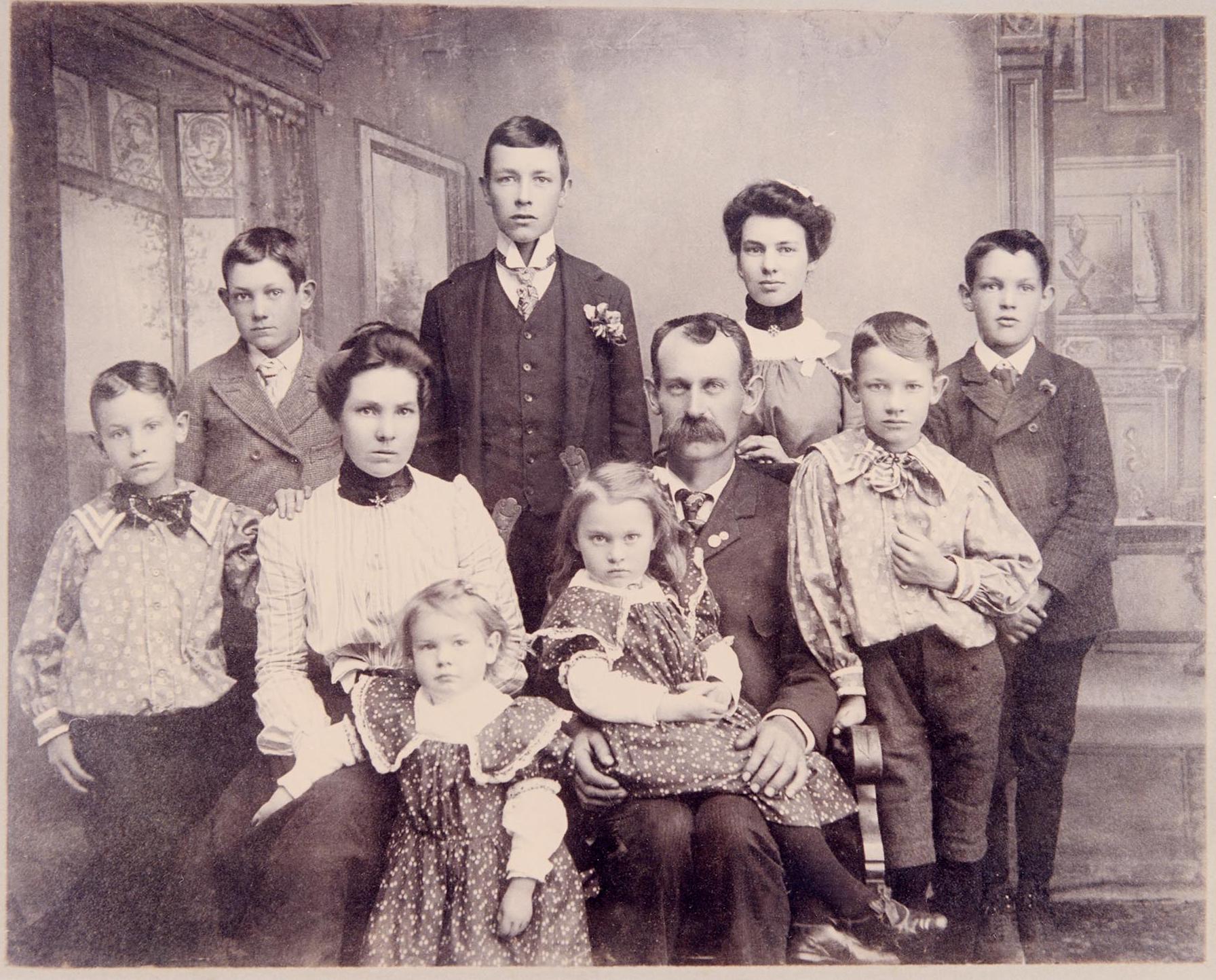 Старое фото семьи. Семья викторианской эпохи 1620-1820 г.г. Семья викторианской эпохи. Старинные семейные снимки. Викторианская эпоха богатые семьи.